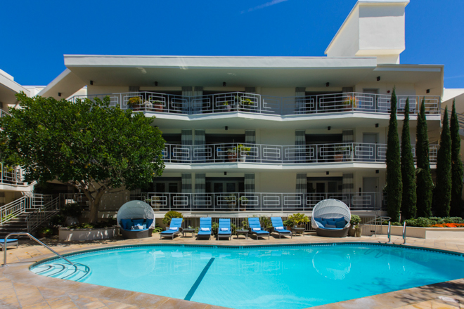 La piscine de l'Oceana Beach Club Hotel / Oyster