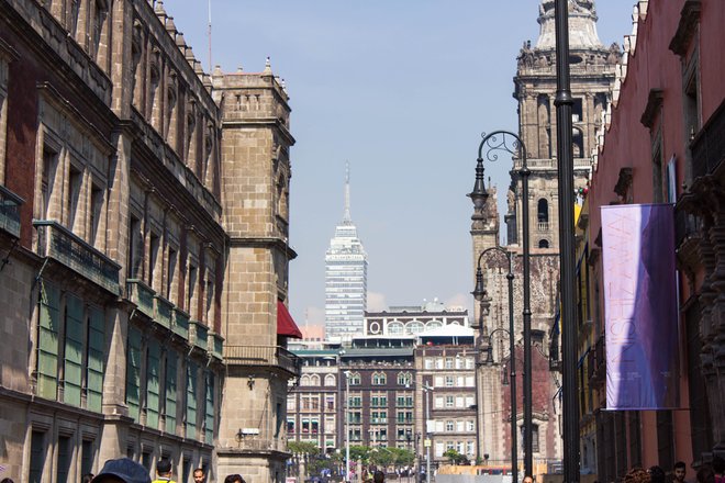 Das alte und moderne Treffen in Centro / Oyster von Mexiko-Stadt