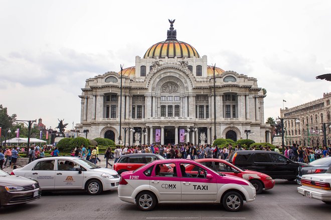 Der Verkehr in Mexiko-Stadt hat sich historisch auf die Luftqualität / Oyster ausgewirkt