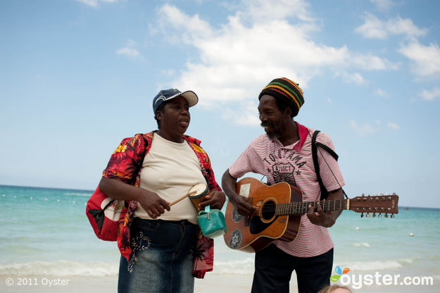 Darsteller am Seven Mile Beach in Negril, Jamaika