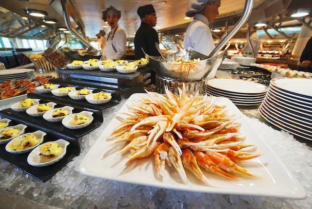 Terrace Cafe Buffet sulla Oceania Cruises 'Riviera / Jason Leppert