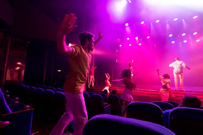 Comédie et danse sur Norwegian Pearl / Oyster