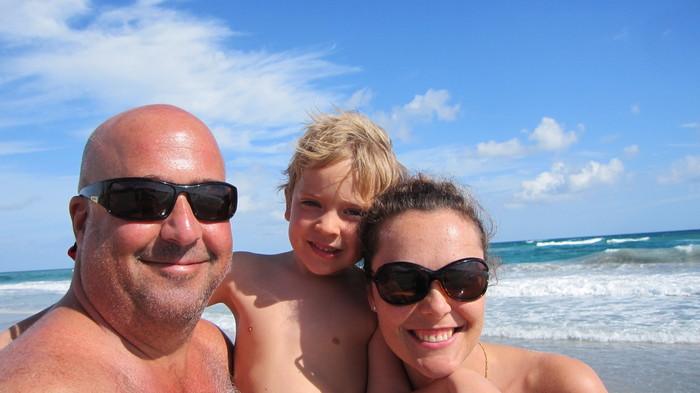 Foto pessoal de Zimmern: Zimmern, sua esposa Rishia e seu filho Noah na praia na Flórida