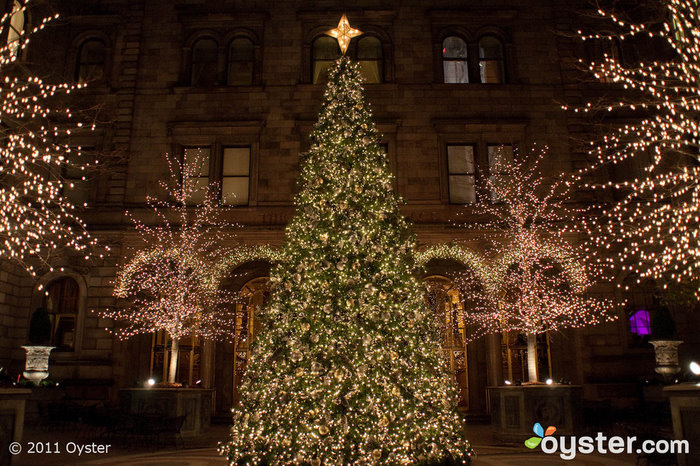 Weihnachtszeit im Hof ​​des New York Palace