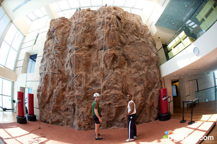 Le mur de roche dans le centre de fitness du Canyon Ranch Hotel & Spa