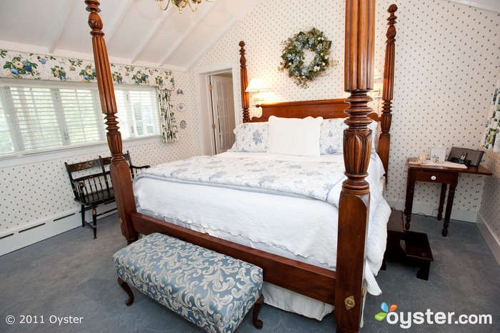 Das Schlafzimmer in der Clarissa Suite im Captains House Inn; Cape Cod, MA