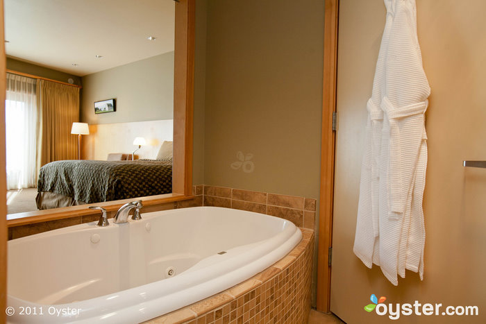 Um jacuzzi privado em um quarto King no Friday Harbor House; Ilhas San Juan, WA