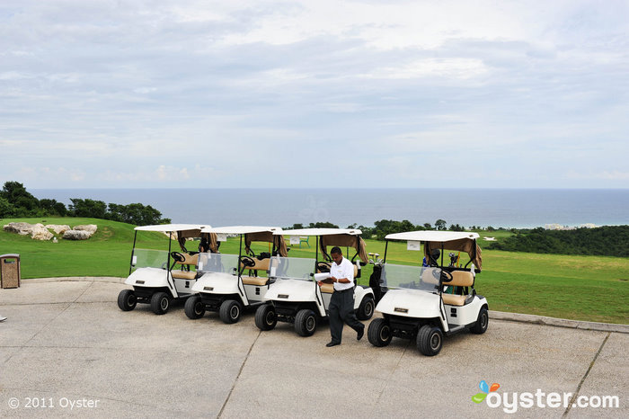 Un membre du personnel de l'hôtel s'occupe du terrain de golf au Ritz-Carlton Golf & Spa Resort; Rose Hall, Jamaïque