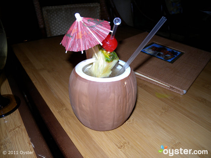 El clásico mai tai de copa de coco de plástico en la sala Tonga del Fairmont; San Francisco, CA