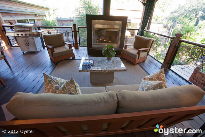 Das Wohnzimmer im Freien in einer Lodge mit zwei Schlafzimmern auf der Calistoga Ranch, An Auberge Resort; Napa Valley, Kalifornien