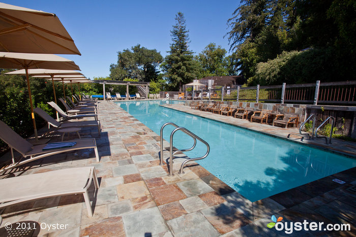 La piscina inferiore opzionale per l'abbigliamento al Ventana Inn & Spa; Big Sur, CA.