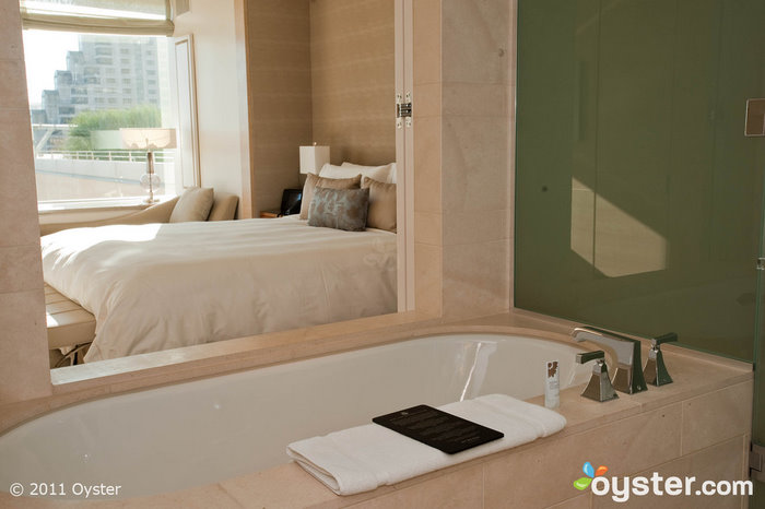 Il bagno in una Guest Room Superior al St. Regis San Francisco; San Francisco, CA.