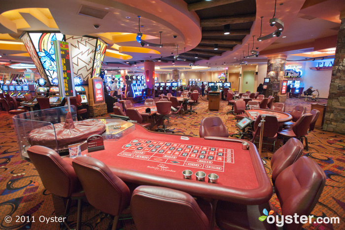 Uma mesa de roleta no Thunder Casino no Hilton Santa Fe Golf Resort & Spa em Buffalo Thunder; Santa Fé, NM