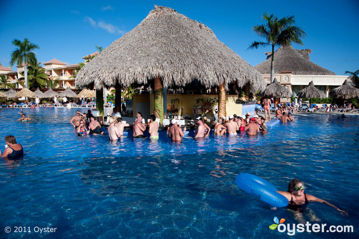 O bar aquático na piscina do Bahia Principe San Juan; San Juan, República Dominicana