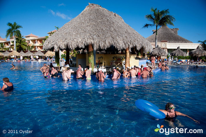 Die Swim-up-Bar am Pool in Bahia Principe San Juan; San Juan, Dominikanische Republik