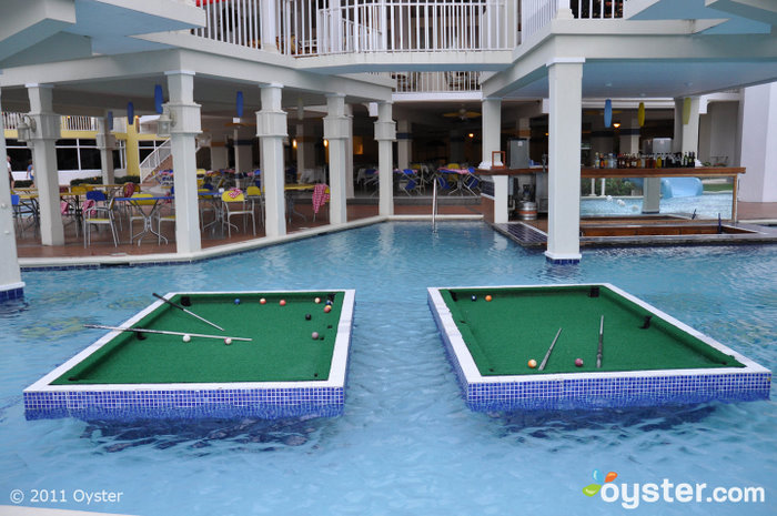 Tables de billard dans la piscine à Breezes Trelawny Resort and Spa; Montego Bay, Jamaïque