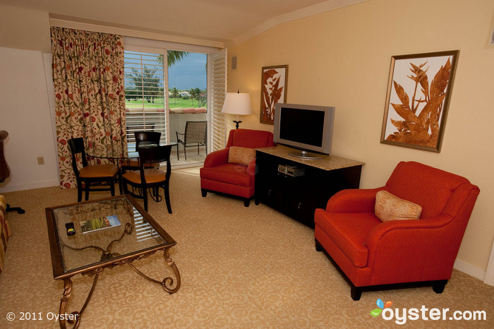 La sala de estar y el patio de Spa Master Suite en el Marriott Doral Golf Resort and Spa; Miami, Florida