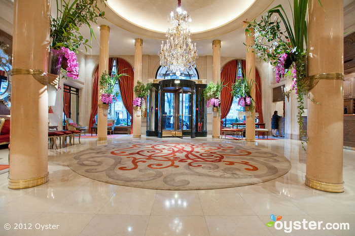 Lobby en el Hotel Plaza Athenee; París, Francia