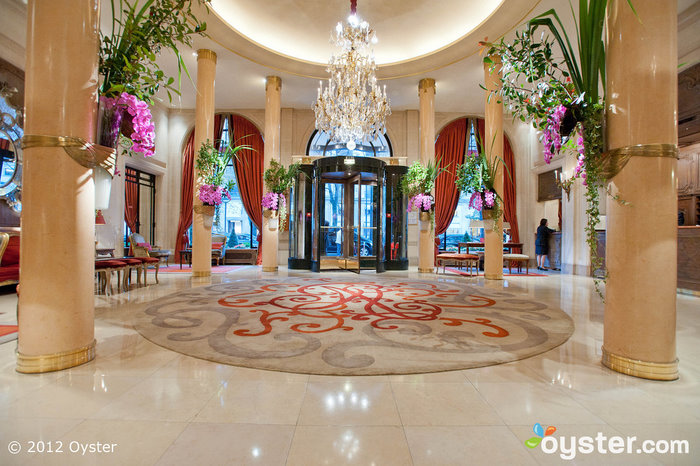 Lobby à l'Hôtel Plaza Athénée; Paris, France