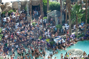 Scharen junger Leute treffen jede Woche in Las Vegas die Sunday Rehab Pool Party des Hard Rock Hotels.