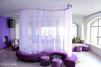 Este sofá curvilíneo en ME Cabo's Passion Lounge está pidiendo algo de acción, ¿no crees?