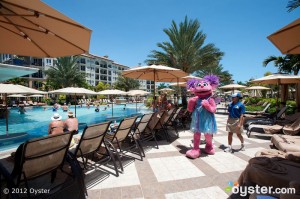 Personagem de rua Sesame em praias Turks & Caicos Resort & Spa