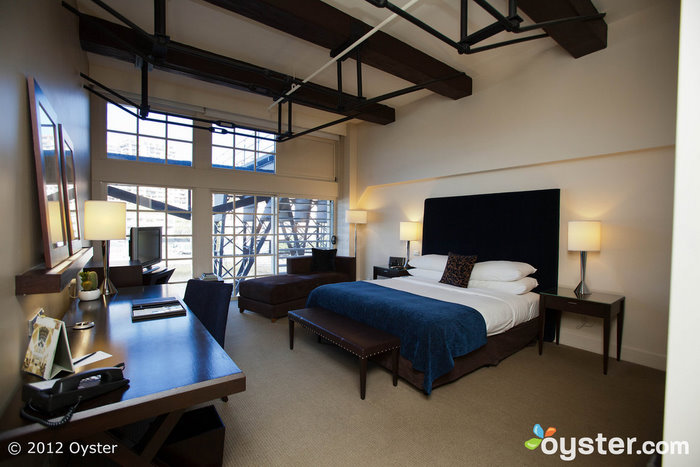 Das Deluxe Zimmer mit Kingsize-Bett mit Blick auf den Pier im Blue Sydney - A Taj Hotel