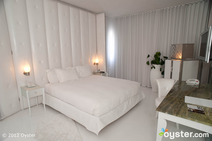 La habitación Deluxe con vistas parciales al mar con cama extragrande en el Delano. Miami, Florida