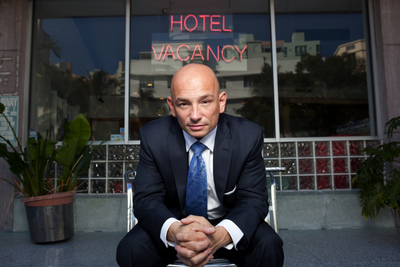 Anthony Melchiorri de l'Hôtel Impossible pose devant un hôtel avec quelques chambres à louer. (Photo offerte par Travel Channel.)