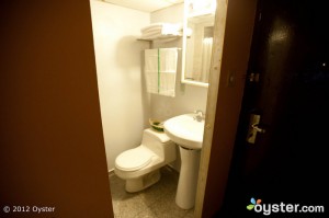 Salle de bain dans la chambre standard de l'hôtel La Semana; New York, NY