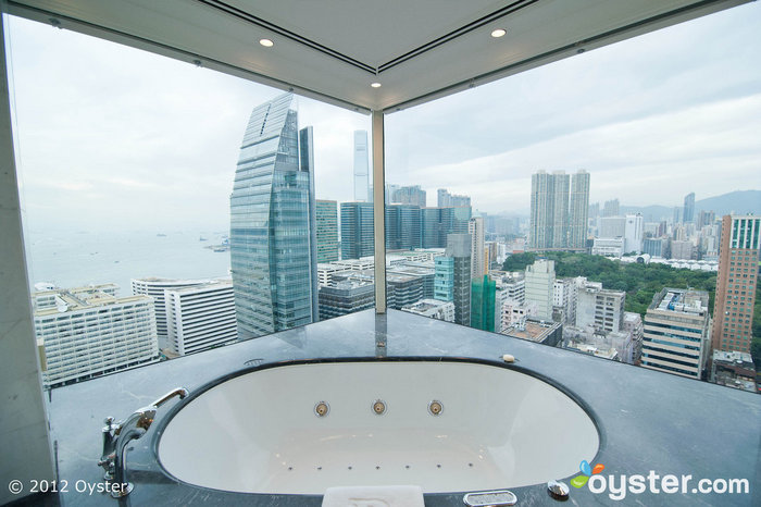 Vista dalla vasca da bagno nella suite Grand Deluxe con vista sul porto della penisola di Hong Kong