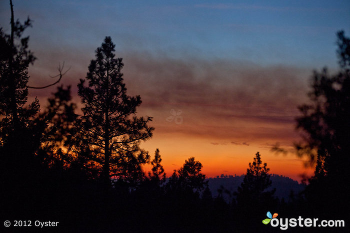 Vue du coucher de soleil du Lodge Evergreen à Yosemite