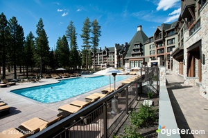 A piscina no Ritz-Carlton Lake Tahoe.