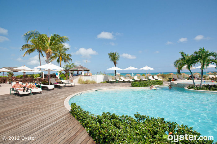La piscina sulla spiaggia a Sands at Grace Bay, Isole Turks e Caicos