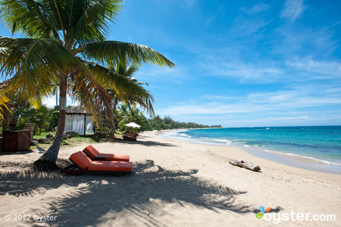 Spiaggia presso il Villa Montana Beach Resort; Aguadilla, Porto Rico