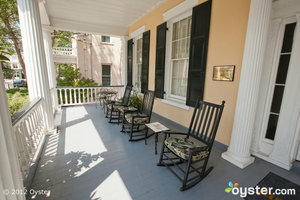 Nós apenas queremos sentar e relaxar na varanda da frente no The Jasmine House Inn.
