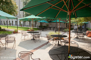 Hier ist das Courtyard im preisgünstigen Hampton Inn Charleston-Historic District.