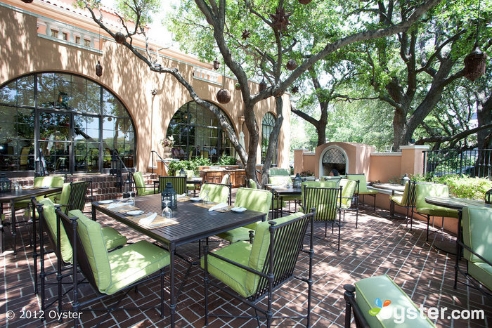 O terraço do restaurante no Rosewood Mansion em Turtle Creek - Dallas