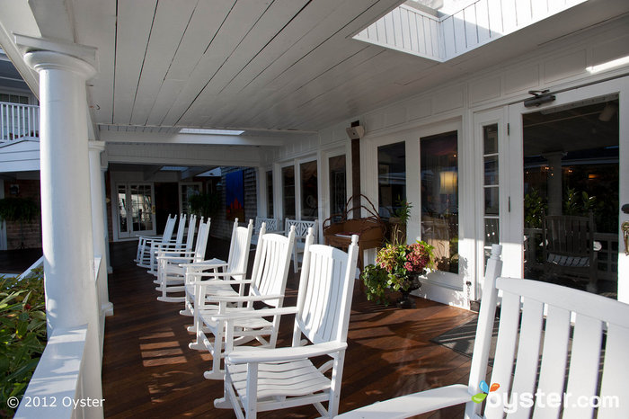 Lehnen Sie sich zurück und entspannen Sie sich auf der Veranda im Vineyard Square Hotel & Suites.
