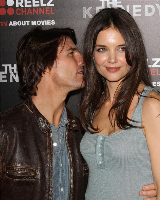 Tom Cruise und Katie Holmes in glücklicheren Zeiten - obwohl es so aussieht, als hätte sie schon den Ausgang im Auge. Bildnachweis: Norman Scott / startraksphoto.com