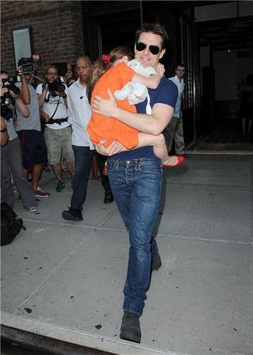 Tom Cruise avec sa fille Suri (et les paps) mardi. Crédit: Humberto Carreno / startraksphoto.com
