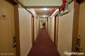 Les couloirs du Kew Motor Inn; New York, NY