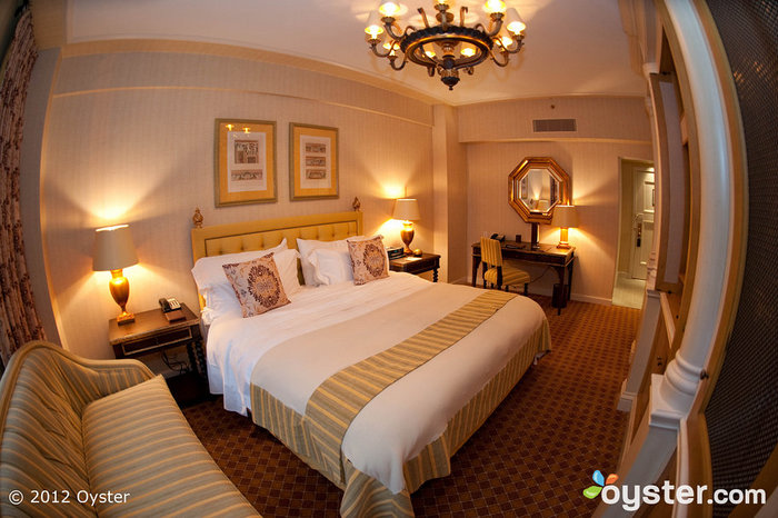 La habitación superior con cama extragrande es apta para una reina en el St. Regis Washington, DC