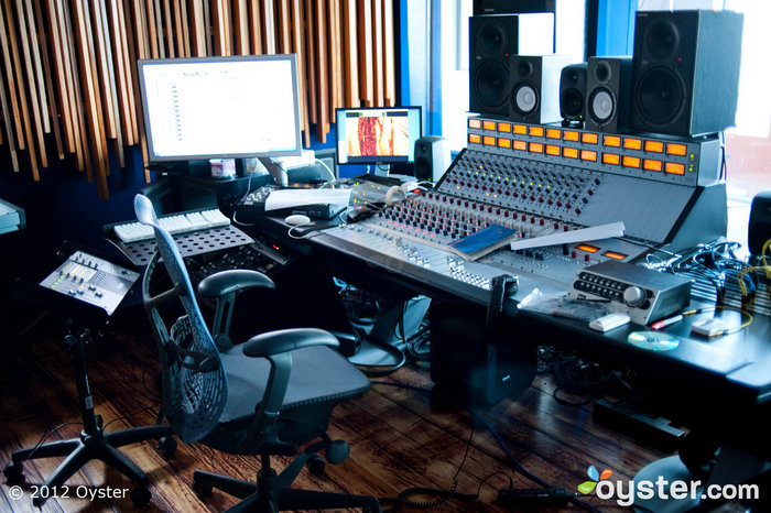 O estúdio de gravação tem todos os sinos e assobios que um artista de topo precisaria para colocar algumas faixas.