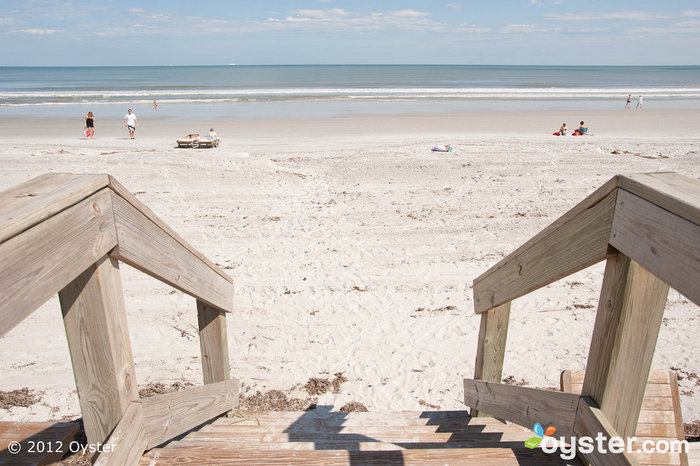 O One Ocean Resort Hotel & Spa oferece uma estadia de luxo em um extenso trecho de praia de areia branca.