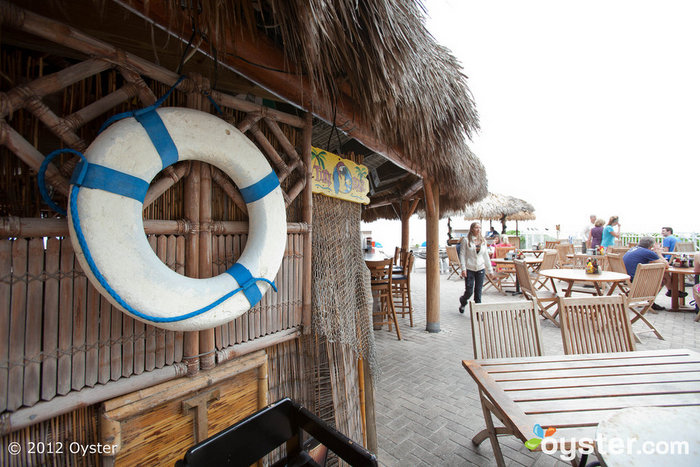 O Tiki Bar no Ocean Manor Resort, o maior bar tiki em Fort Lauderdale, é um ótimo pit-stop para comer o dia todo (US $ 5 de café da manhã na praia, alguém?) E bebidas (recomendamos o