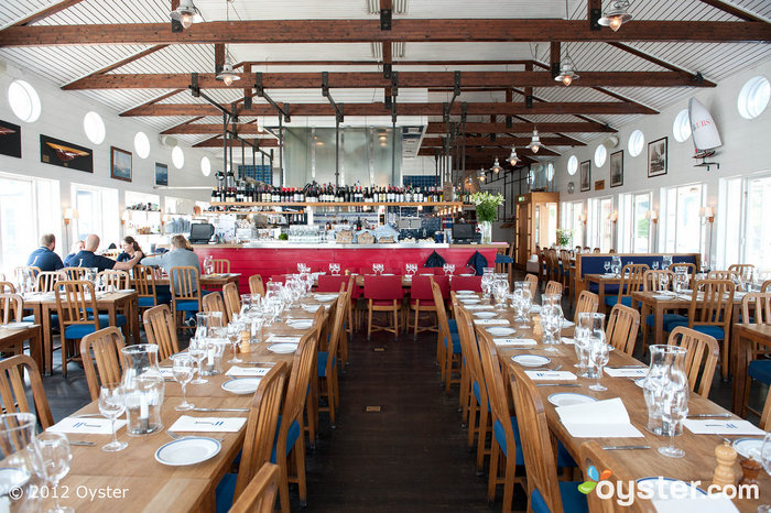 Los lugareños y turistas cenan en el restaurante J, creado con mesas de estilo familiar.