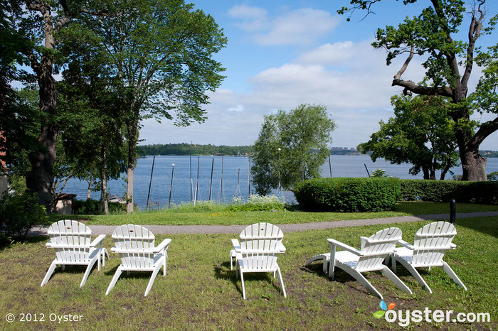 Cadeiras Adirondack são montadas no gramado do hotel para que os hóspedes possam apreciar a vista.