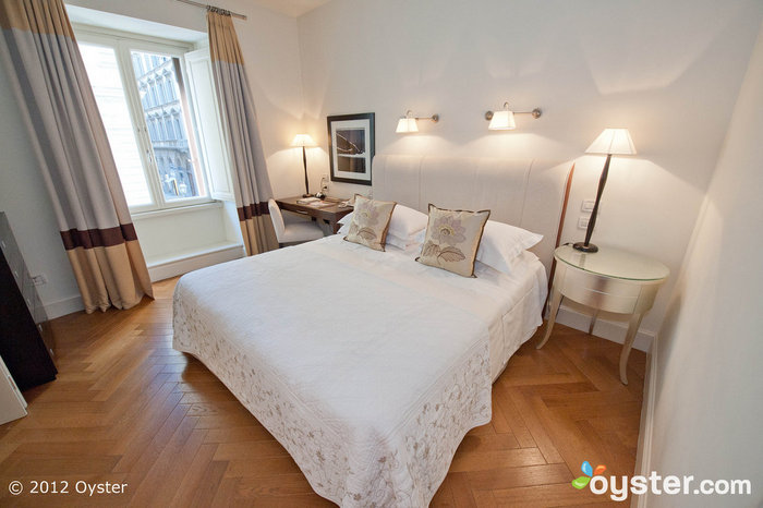 La suite Signoria cuenta con un dormitorio sencillo pero atractivo y una sala de estar independiente.