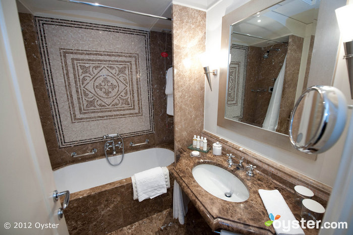 Os banheiros possuem bonitos azulejos e detalhes em mármore.
